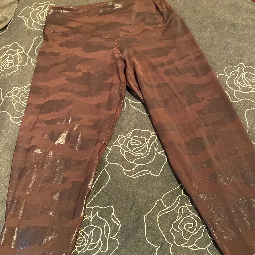 Leggings with shiny patches